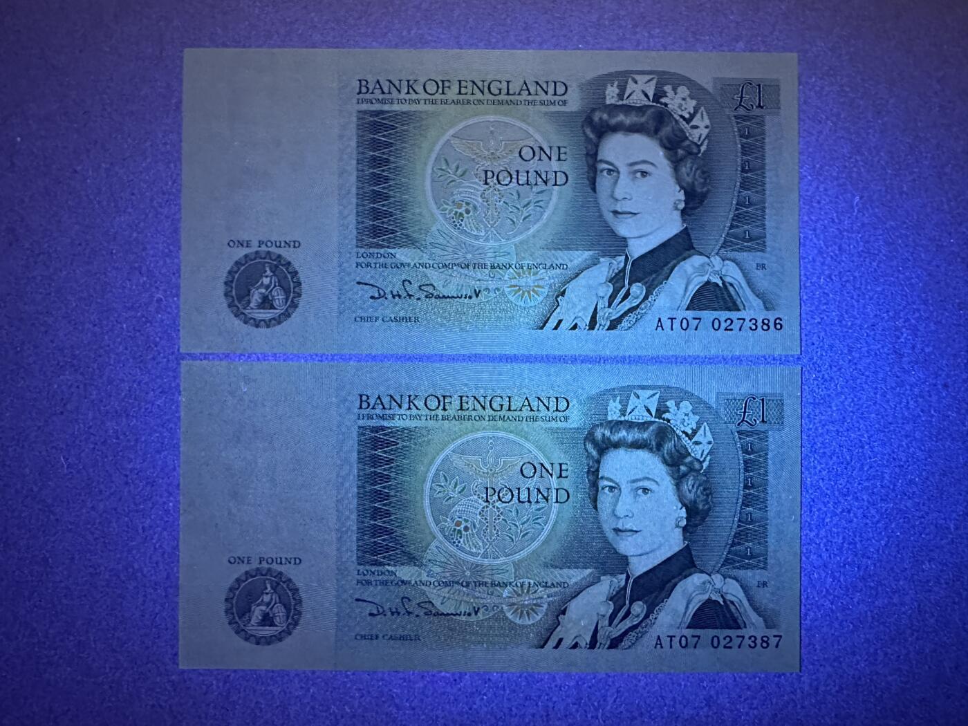 《张总收藏》155期-裸币精品汇(周一场) 英格兰1镑2张 UNC D序列 无4连号2张