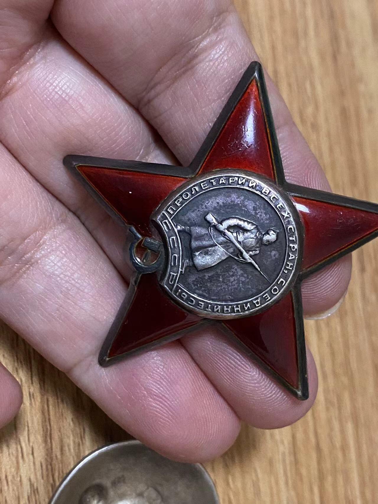 苏联勋章奖章6月21日拍卖第九期6月29日晚上九点结束 苏联反坦克炮兵团侦察班长切克马佐夫的 红星862677 珐琅完整无磕碰 登记卡只有复印件照片 奖励卡已经翻译 佩戴痕迹 原配银轮 侦察兵的能保存这样就挺不错 摧毁了敌军1门射击我军步兵驻地的火炮，歼灭了1个冲锋枪手班Чекмазов Георгий Васильевич 18参军（24年生人 42年参军）就得了挂版为国 战功好像是摧毁坦克