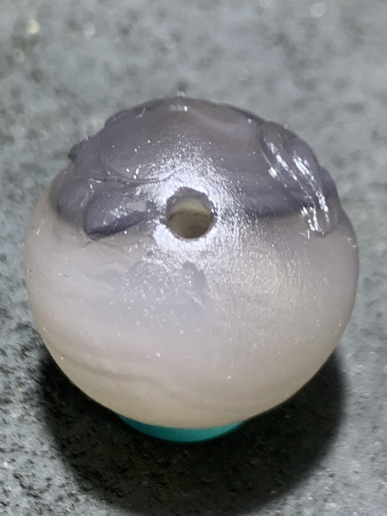 精美高玉化亚光海洋玉髓手工俏色巧雕灰兔（会兔飞猛进）随形2.0圆珠一个！