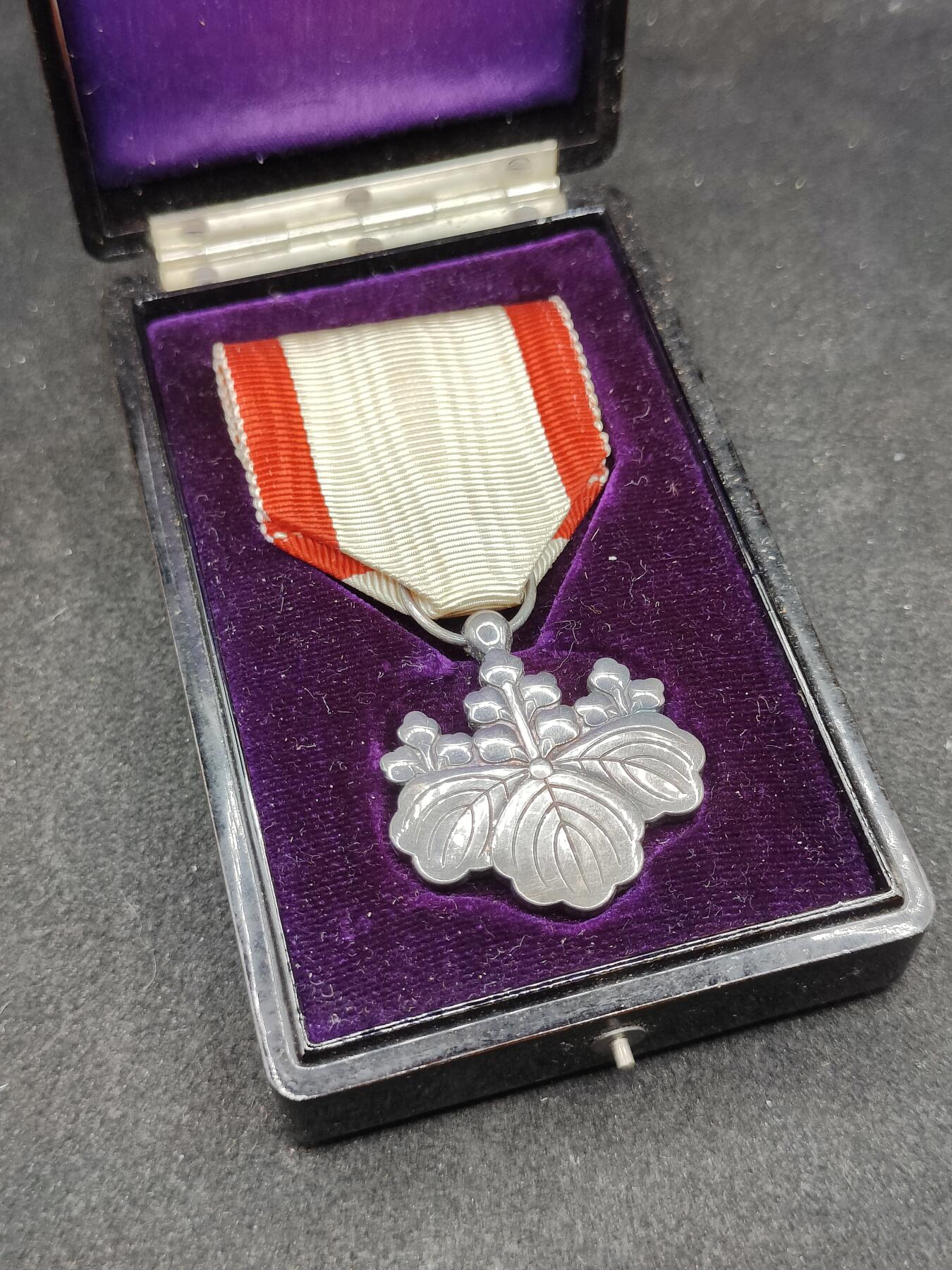 全场0元起拍 第168期 咸鱼国勋章拍卖专场 6月26日（周三）下午6：00开始 日本明治白叶章银制带盒 盒有损