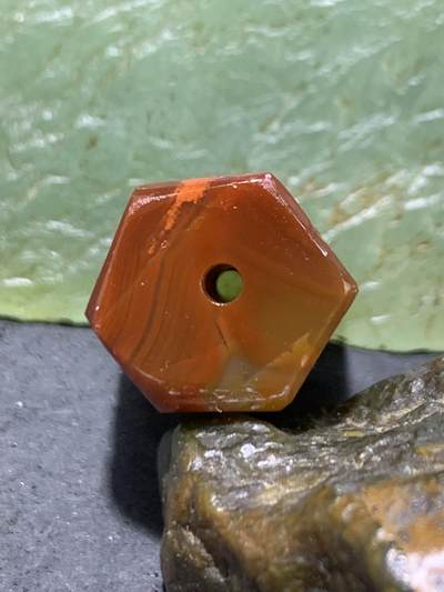 精美亚光冻料战国红玛瑙手工俏色巧雕静坐常思己过六棱桶珠一个， 精美亚光冻料战国红玛瑙手工俏色巧雕静坐常思己过六棱桶珠一个，