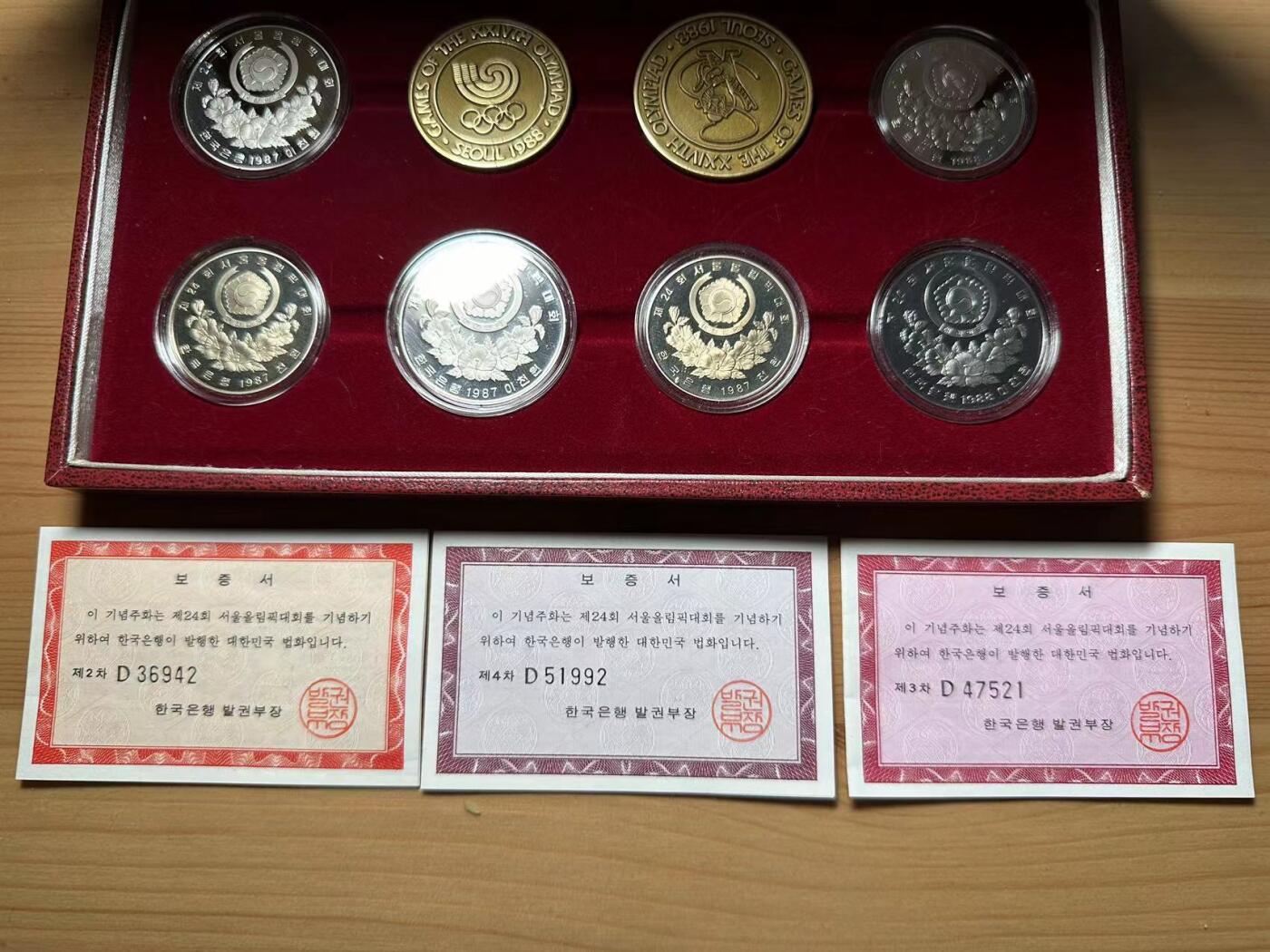 《外钞收藏家》第三百八十二期 韩国1988年奥运会精制纪念币原厂盒装有证书说明 品相如图所示全新UNC（有2-3枚轻微氧化）