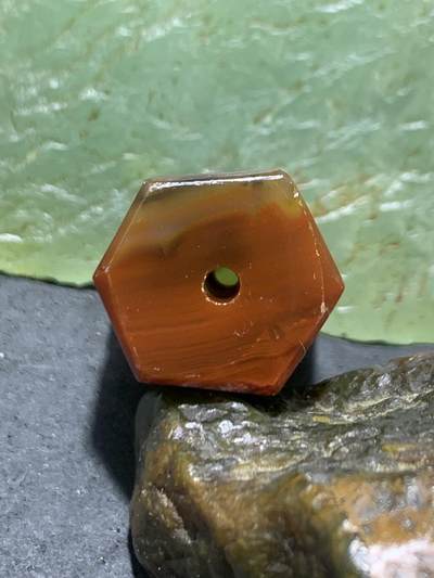 精美亚光冻料战国红玛瑙手工俏色巧雕静坐常思己过六棱桶珠一个， 精美亚光冻料战国红玛瑙手工俏色巧雕静坐常思己过六棱桶珠一个，