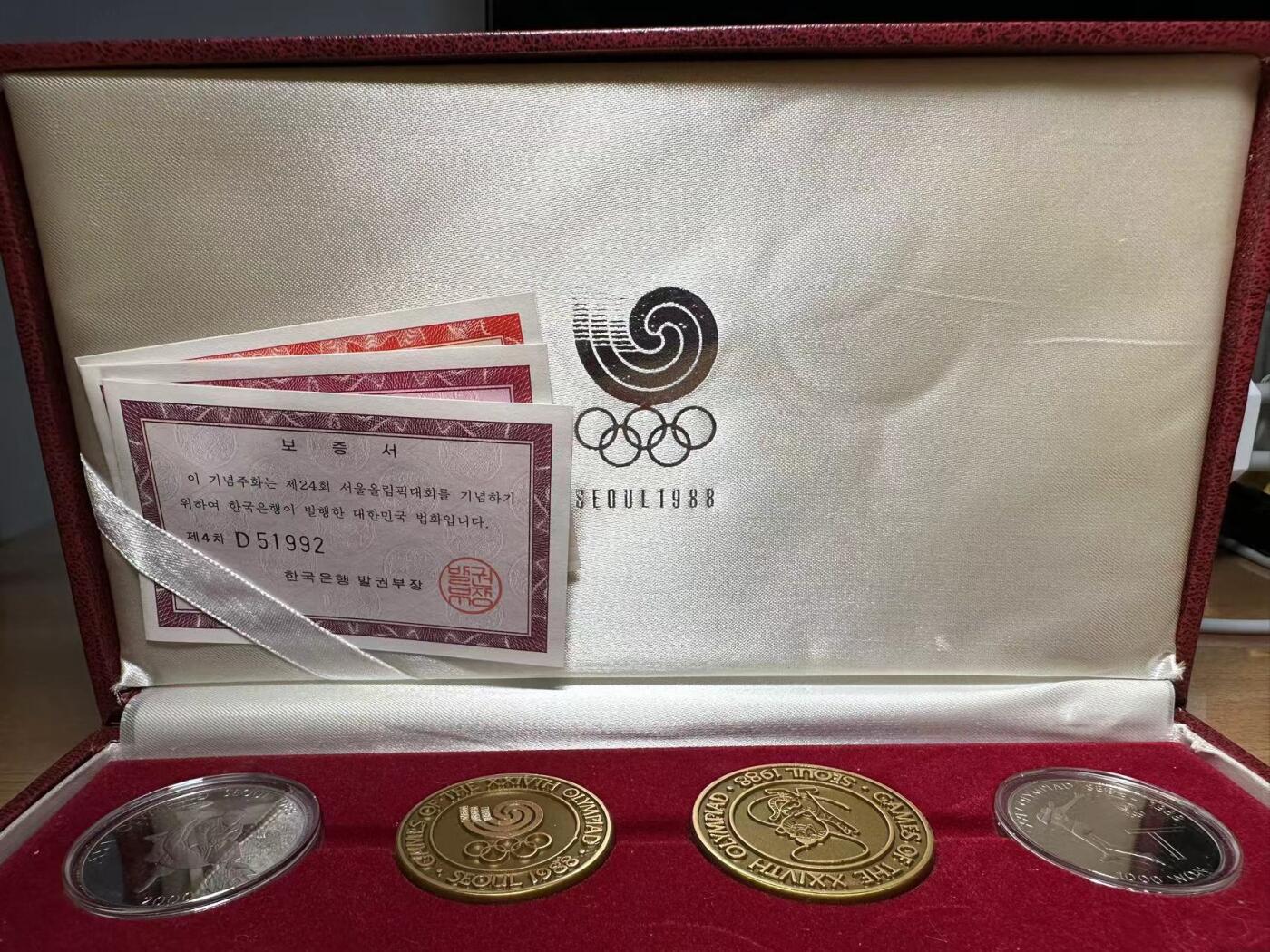 《外钞收藏家》第三百八十二期 韩国1988年奥运会精制纪念币原厂盒装有证书说明 品相如图所示全新UNC（有2-3枚轻微氧化）