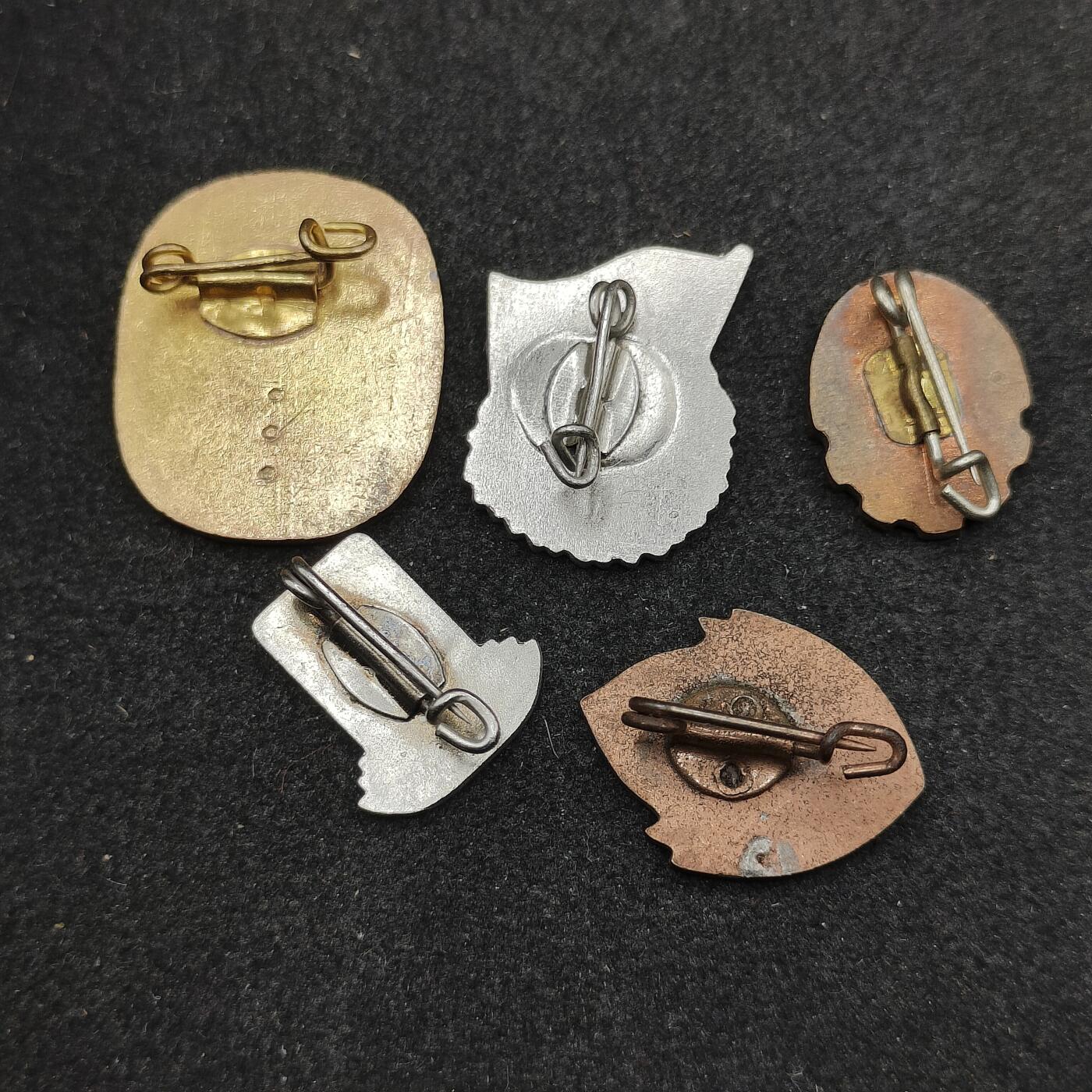 全场0元起拍 第168期 咸鱼国勋章拍卖专场 6月26日（周三）下午6：00开始 东德徽章一组五个