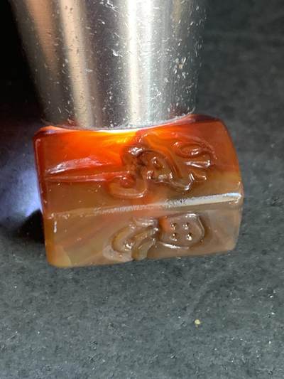 精美亚光冻料战国红玛瑙手工俏色巧雕静坐常思己过六棱桶珠一个， 精美亚光冻料战国红玛瑙手工俏色巧雕静坐常思己过六棱桶珠一个，