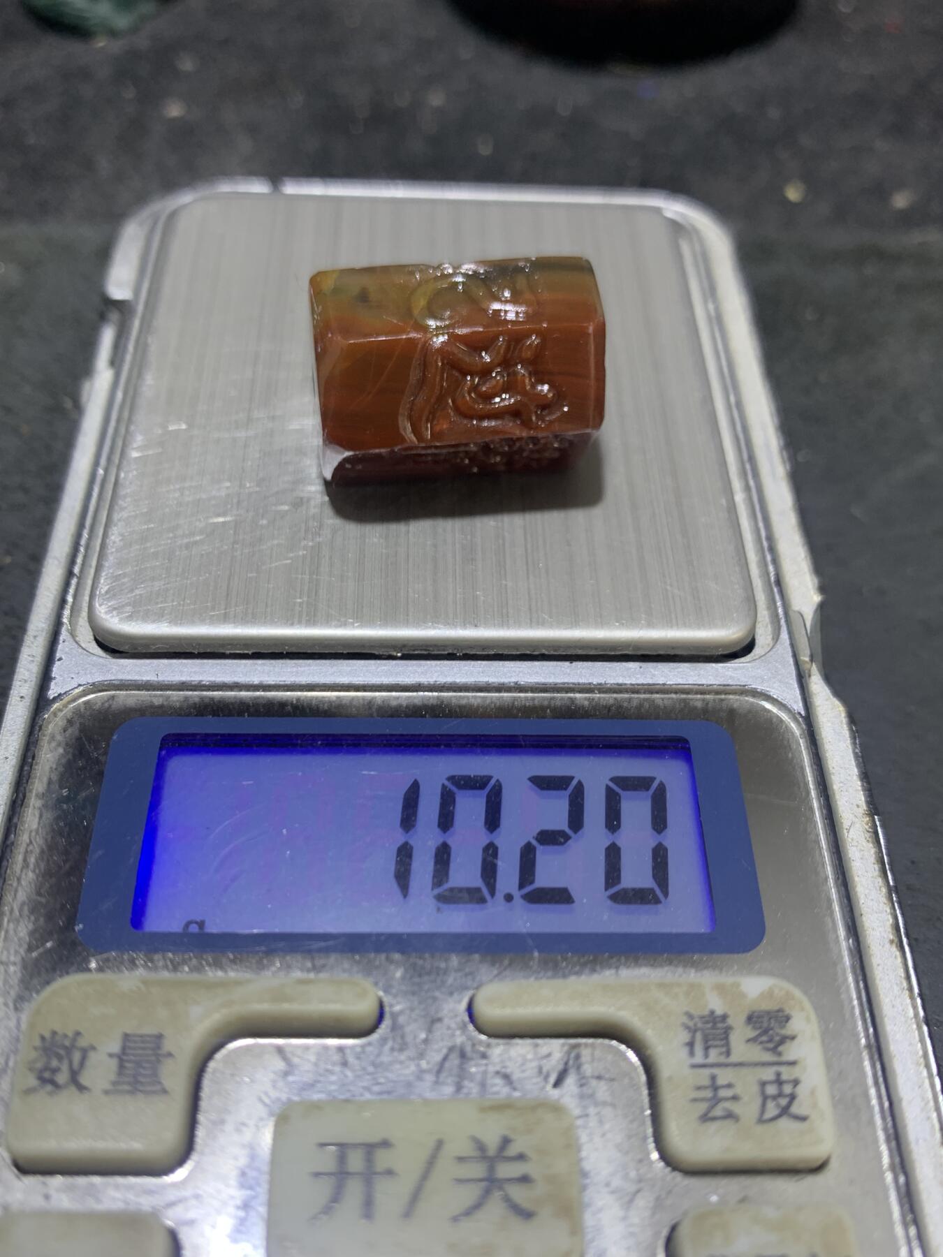 精美亚光冻料战国红玛瑙手工俏色巧雕静坐常思己过六棱桶珠一个，