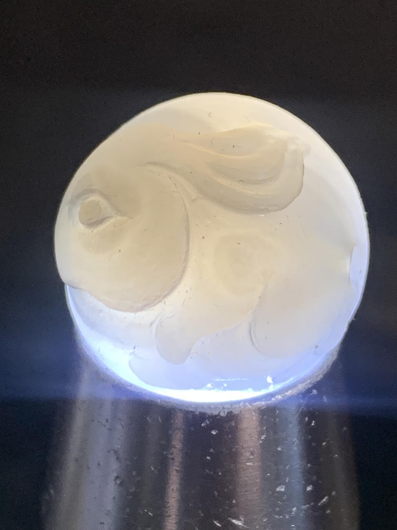 精美高玉化亚光海洋玉髓手工俏色巧雕灰兔（会兔飞猛进）随形2.0圆珠一个！
