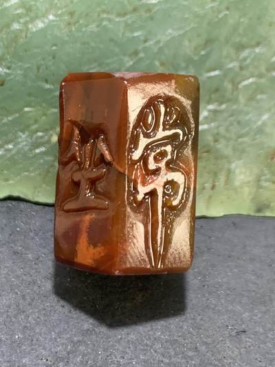 精美亚光冻料战国红玛瑙手工俏色巧雕静坐常思己过六棱桶珠一个， 精美亚光冻料战国红玛瑙手工俏色巧雕静坐常思己过六棱桶珠一个，