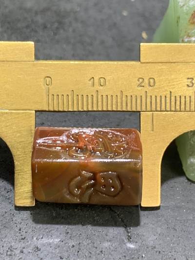 精美亚光冻料战国红玛瑙手工俏色巧雕静坐常思己过六棱桶珠一个， 精美亚光冻料战国红玛瑙手工俏色巧雕静坐常思己过六棱桶珠一个，