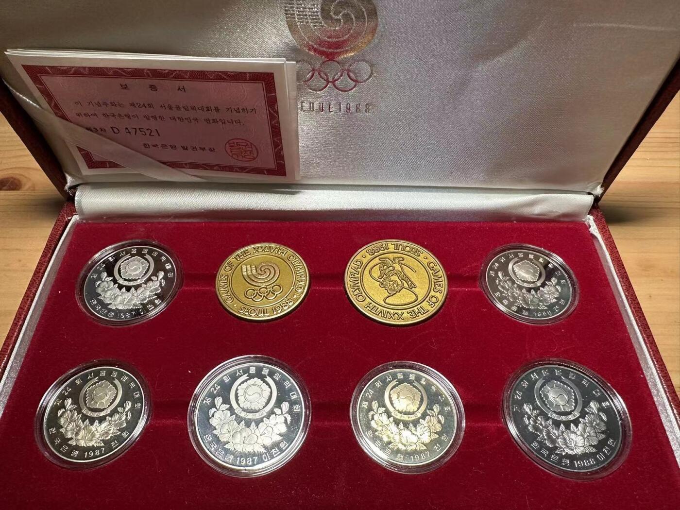 《外钞收藏家》第三百八十二期 韩国1988年奥运会精制纪念币原厂盒装有证书说明 品相如图所示全新UNC（有2-3枚轻微氧化）