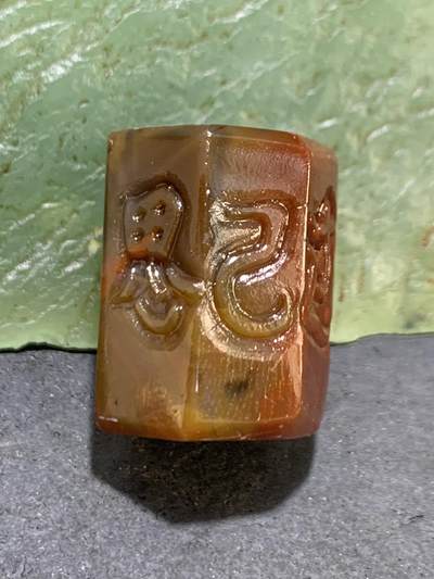 精美亚光冻料战国红玛瑙手工俏色巧雕静坐常思己过六棱桶珠一个， 精美亚光冻料战国红玛瑙手工俏色巧雕静坐常思己过六棱桶珠一个，