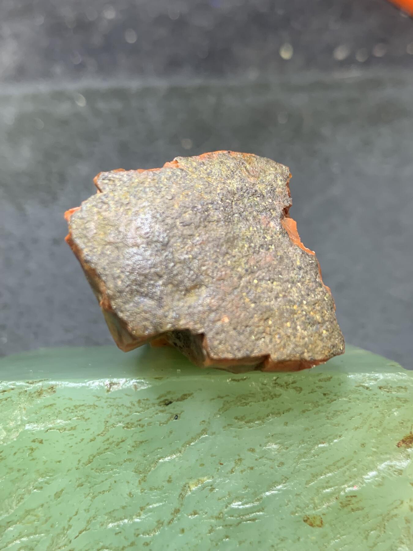 精美冰红铁皮南红玛瑙明料原石一颗，