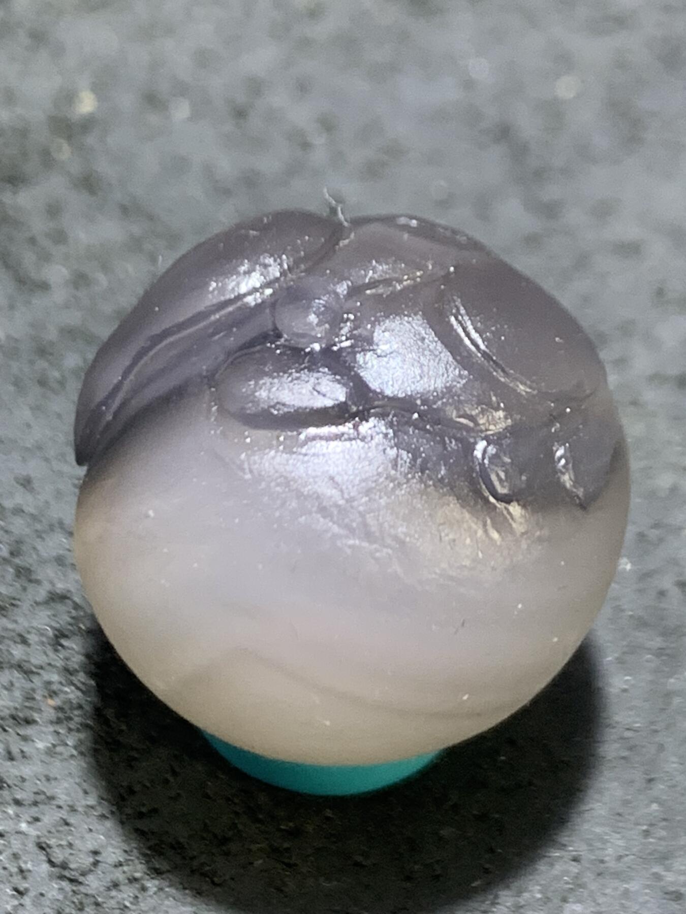 精美高玉化亚光海洋玉髓手工俏色巧雕灰兔（会兔飞猛进）随形2.0圆珠一个！