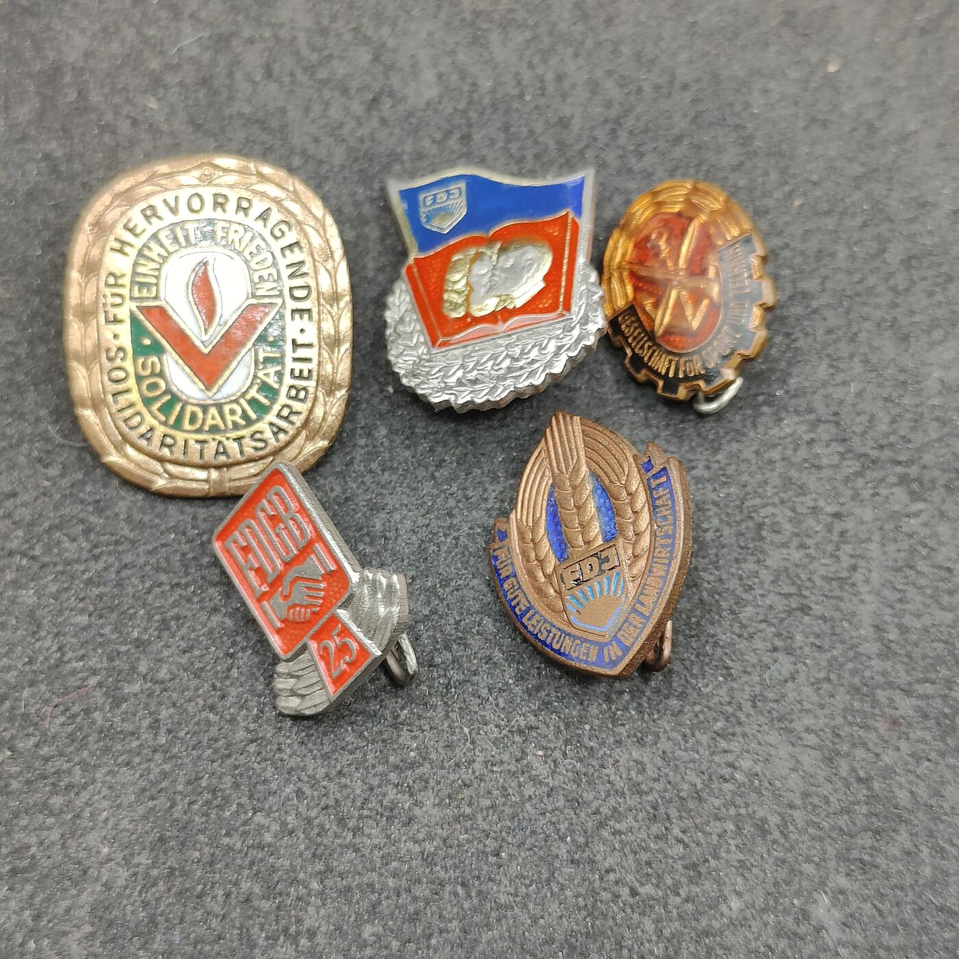 全场0元起拍 第168期 咸鱼国勋章拍卖专场 6月26日（周三）下午6：00开始 东德徽章一组五个