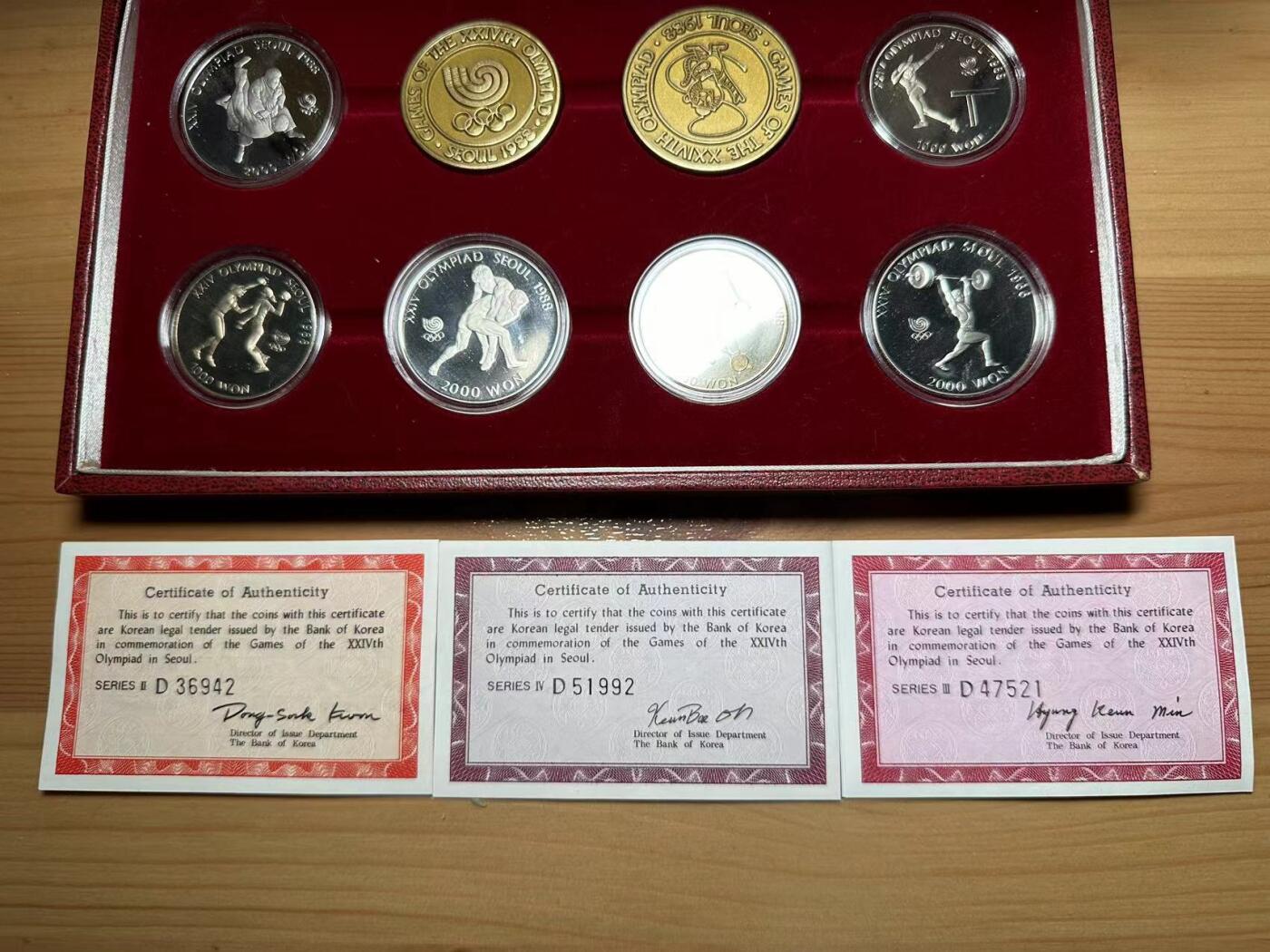 《外钞收藏家》第三百八十二期 韩国1988年奥运会精制纪念币原厂盒装有证书说明 品相如图所示全新UNC（有2-3枚轻微氧化）