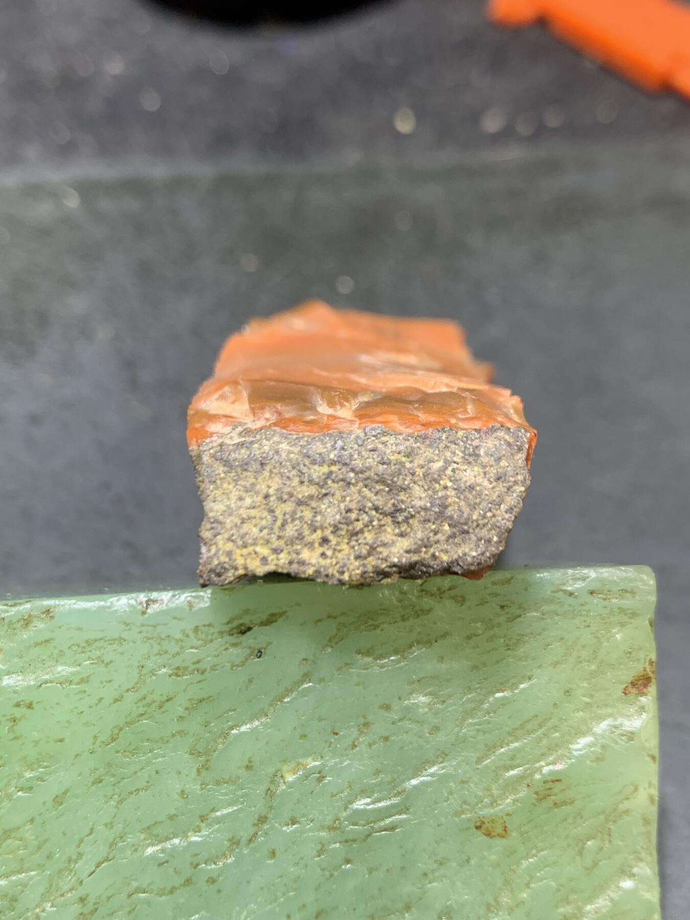 精美冰红铁皮南红玛瑙明料原石一颗，