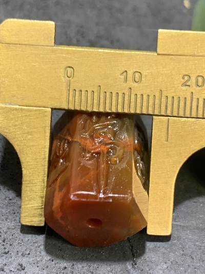 精美亚光冻料战国红玛瑙手工俏色巧雕静坐常思己过六棱桶珠一个， 精美亚光冻料战国红玛瑙手工俏色巧雕静坐常思己过六棱桶珠一个，