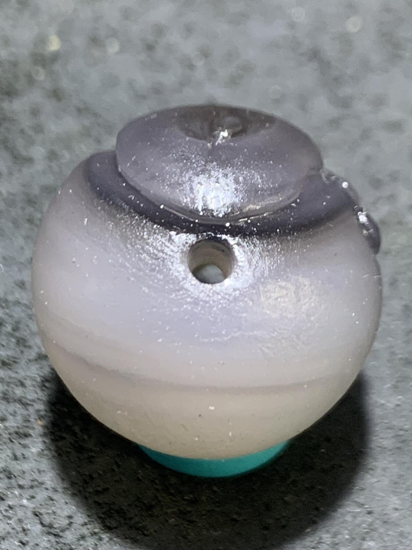 精美高玉化亚光海洋玉髓手工俏色巧雕灰兔（会兔飞猛进）随形2.0圆珠一个！