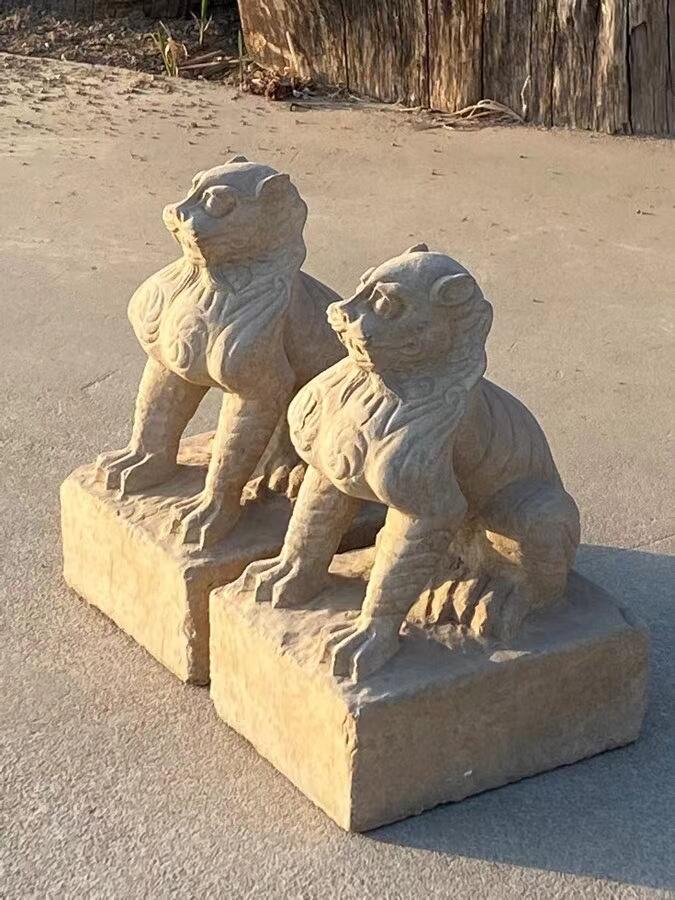 老青石...神兽一对！ 造型独特，雕刻精堪，皮克老辣，霸气十足，镇宅招财，品相如图！