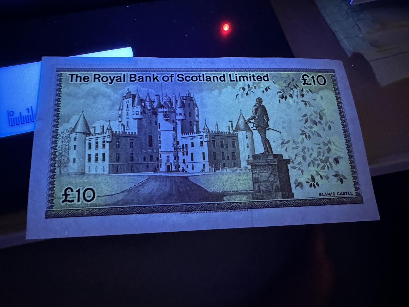 《外钞收藏家》第三百八十三期 1976年苏格兰皇家银行10镑 UNC- 中间疑似软折