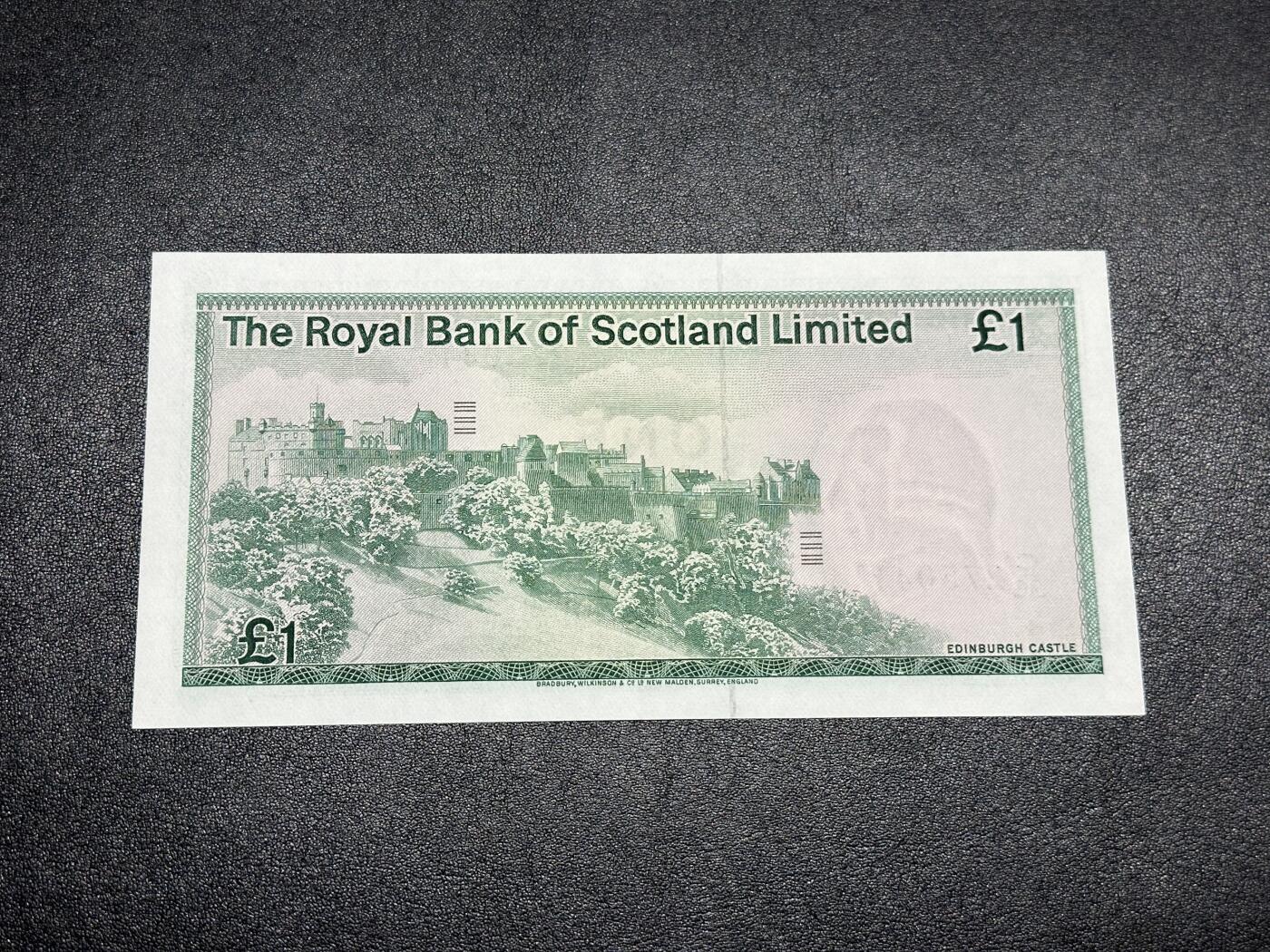 《外钞收藏家》第三百八十三期 1981年苏格兰皇家银行1镑 UNC- 有压痕接近贯穿