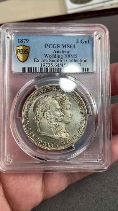 万国钱币拍卖第028期（花前月下●同享良章美币） PCGS MS64 1879年奥地利佛朗茨一世与茜茜公主银婚纪念2盾 顶级BU状态，淡金彩包浆，强流银霜光，pl感强烈，实物炫目，万里挑一的品质。