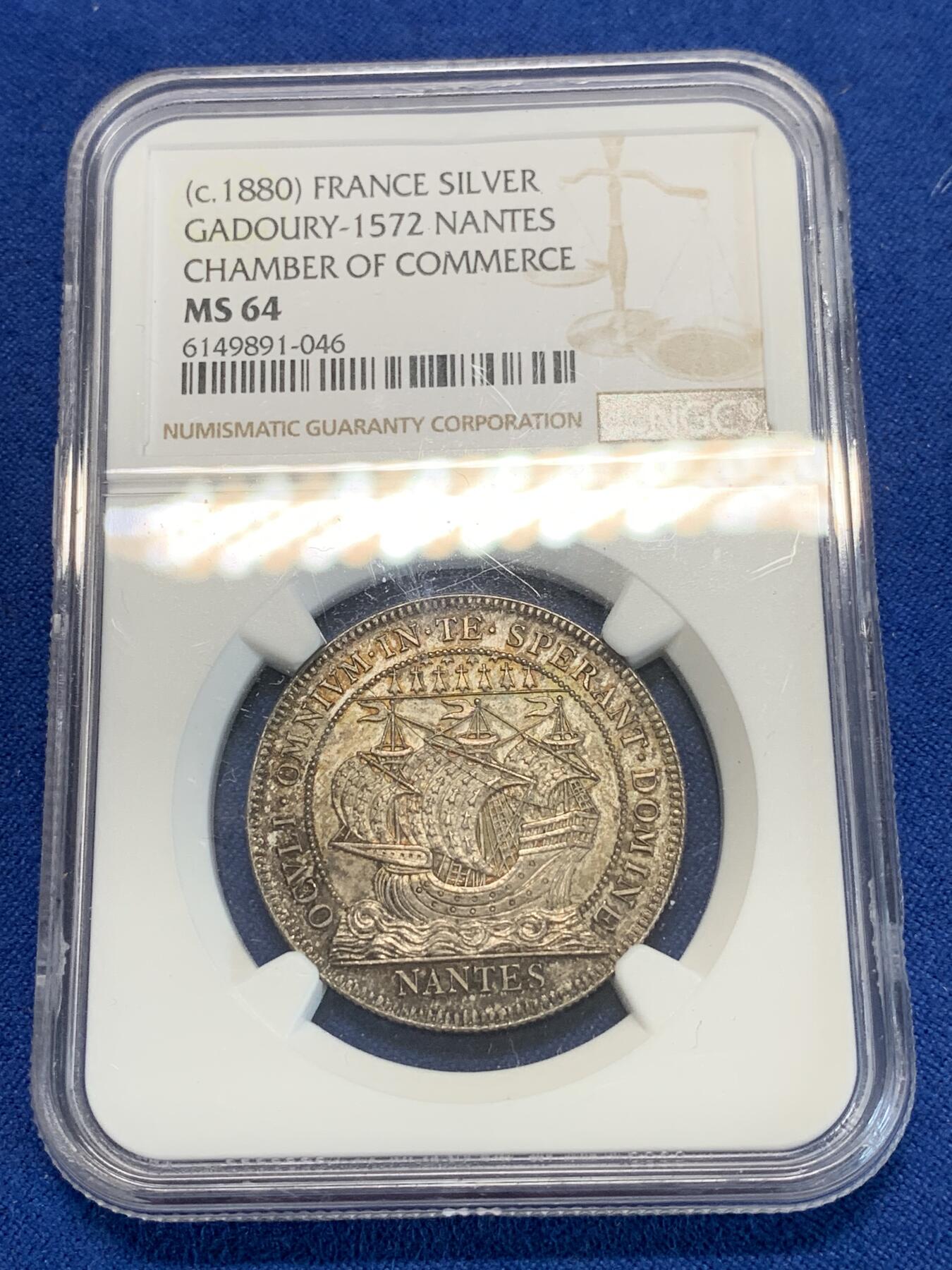 《竞宝斋》第283场- 周日，周一 2场连拍 （全场包邮） NGC MS64 法国1880年南特商会银质jeton 极美环彩包浆，少见品种，大帆船一帆风顺。背面神庙瓦片台阶纤毫毕现，细节惊人。64收藏级高分