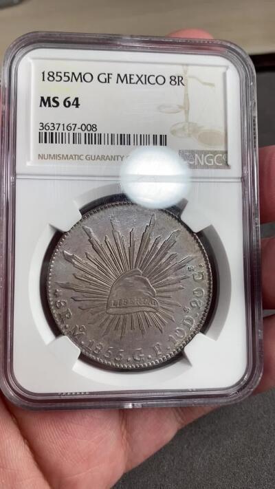 万国钱币拍卖第028期（花前月下●同享良章美币） NGC MS64 1855年墨西哥鹰洋8里亚尔 花边鹰洋 在华流通 MO-GF早期年份少见版别，双面老包浆，可爱粉紫彩。打制锐利，实物状态极佳。数据库亚军分，评级数稀少。