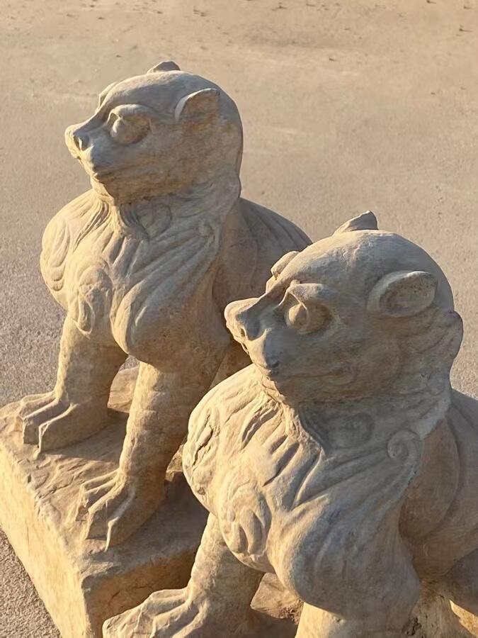 老青石...神兽一对！ 造型独特，雕刻精堪，皮克老辣，霸气十足，镇宅招财，品相如图！