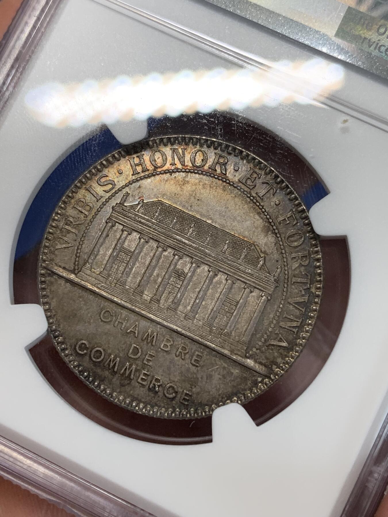 《竞宝斋》第283场- 周日，周一 2场连拍 （全场包邮） NGC MS64 法国1880年南特商会银质jeton 极美环彩包浆，少见品种，大帆船一帆风顺。背面神庙瓦片台阶纤毫毕现，细节惊人。64收藏级高分