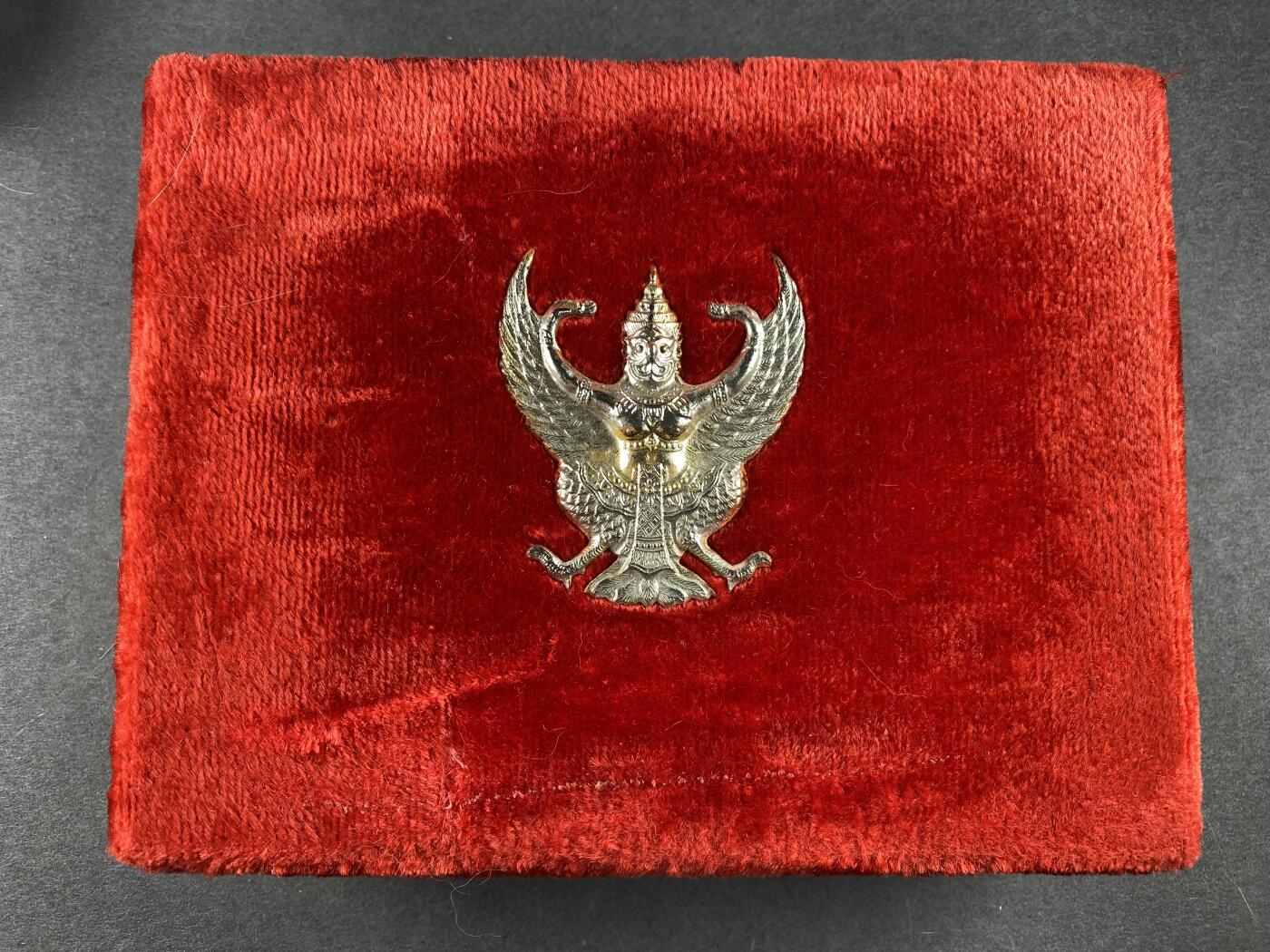 万国钱币拍卖第028期（花前月下●同享良章美币） 二十世纪泰国白象勋章（大军官级） 镀金纯银珐琅 两枚总重126G 原盒装大绶带 带有说明书的少见 市价3K左右