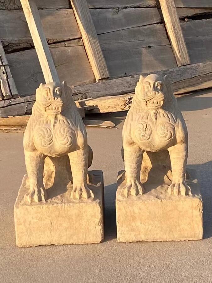 老青石...神兽一对！ 造型独特，雕刻精堪，皮克老辣，霸气十足，镇宅招财，品相如图！