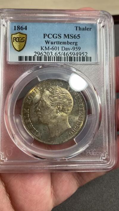 万国钱币拍卖第028期（花前月下●同享良章美币） PCGS MS65 1864年德国符腾堡狮鹿盾徽流通1泰勒 恰到好处的金彩覆盖在原光层饱满的币面上 底板类镜面质感 流通系列中有不小难度的品种之一 PC唯一冠军分