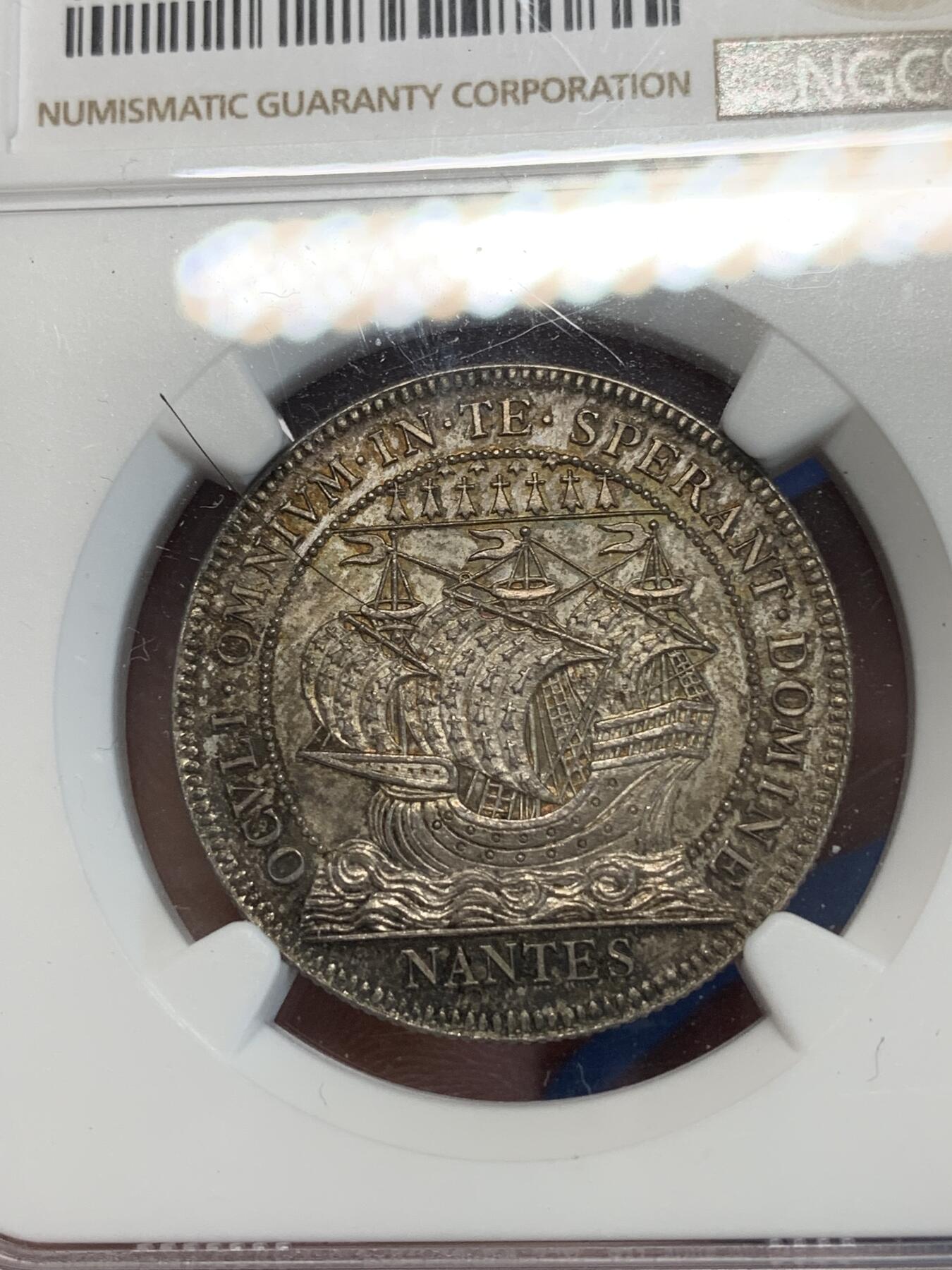 《竞宝斋》第283场- 周日，周一 2场连拍 （全场包邮） NGC MS64 法国1880年南特商会银质jeton 极美环彩包浆，少见品种，大帆船一帆风顺。背面神庙瓦片台阶纤毫毕现，细节惊人。64收藏级高分