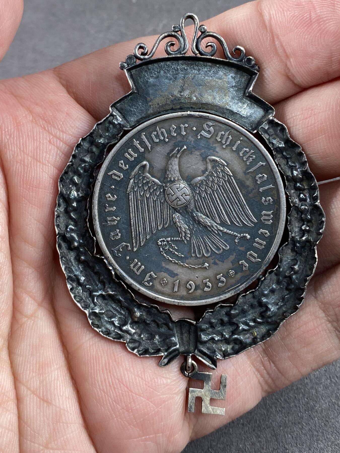 万国钱币拍卖第028期（花前月下●同享良章美币） 1934（33）年德国民族社会主义工人党党魁执政纪念银章改制为胸章 非常忠诚粉丝的精细之作 配件和银章状态良好