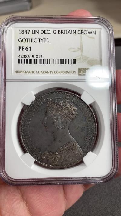 万国钱币拍卖第028期（花前月下●同享良章美币） NGC PF61 1847年英国维多利亚女皇哥特体克朗 世界机制币中的大名誉品，英国铸造工艺的巅峰之作，所有钱币玩家都耳熟能详的品种，热度居高不下，深色重五彩欧洲包浆，打制深峻，狮脸清晰，想入手哥特的藏家把握机会。