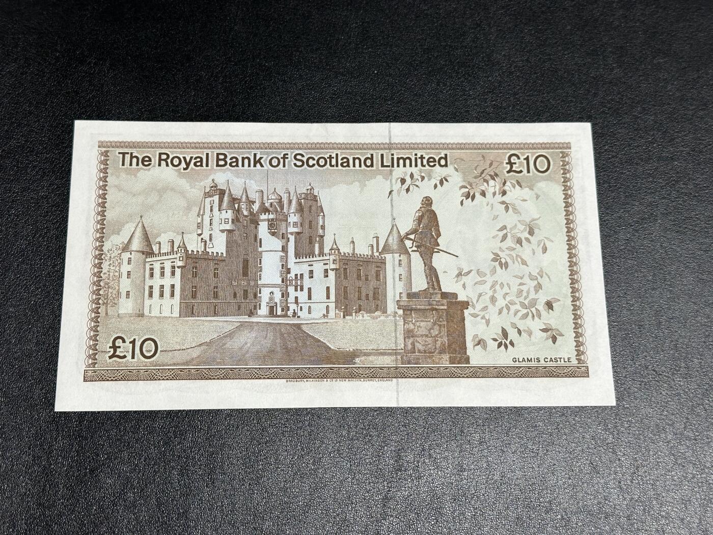 《外钞收藏家》第三百八十三期 1976年苏格兰皇家银行10镑 UNC- 中间疑似软折