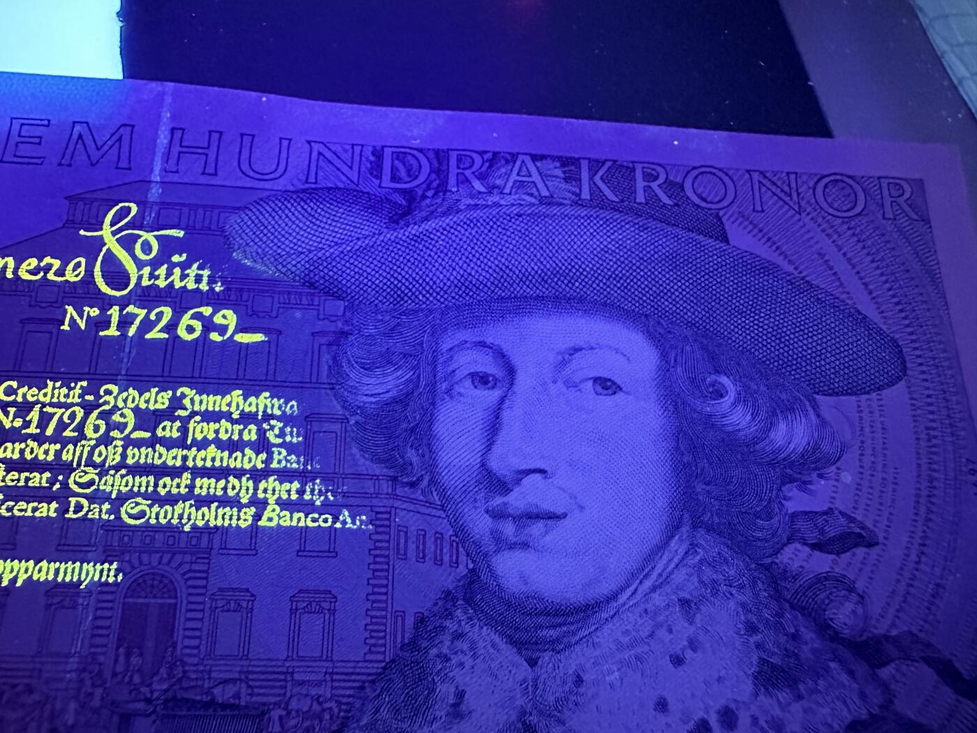 《外钞收藏家》第三百八十三期 瑞典500克朗 初版 疑似可能于有折 品相如图