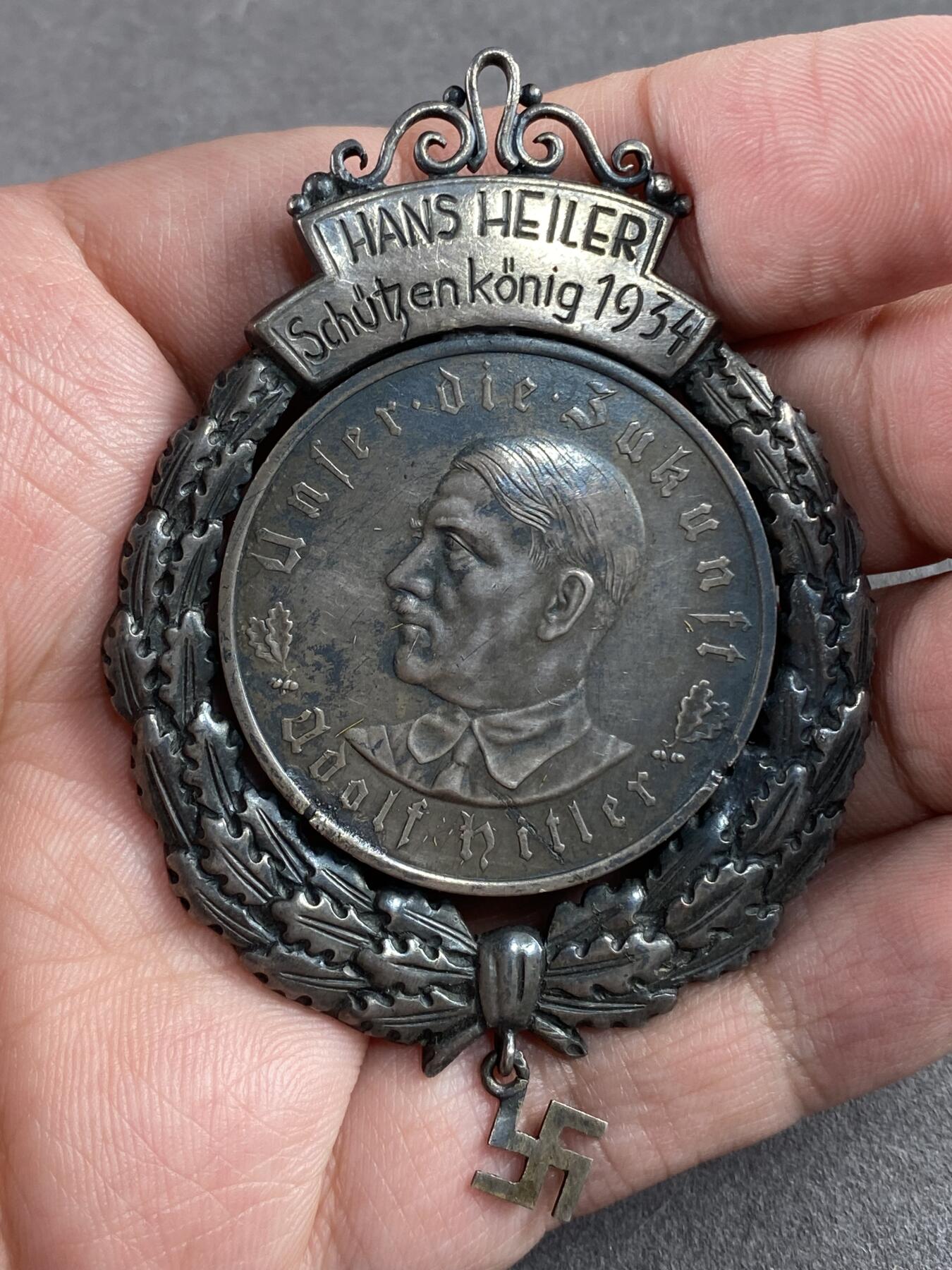 万国钱币拍卖第028期（花前月下●同享良章美币） 1934（33）年德国民族社会主义工人党党魁执政纪念银章改制为胸章 非常忠诚粉丝的精细之作 配件和银章状态良好