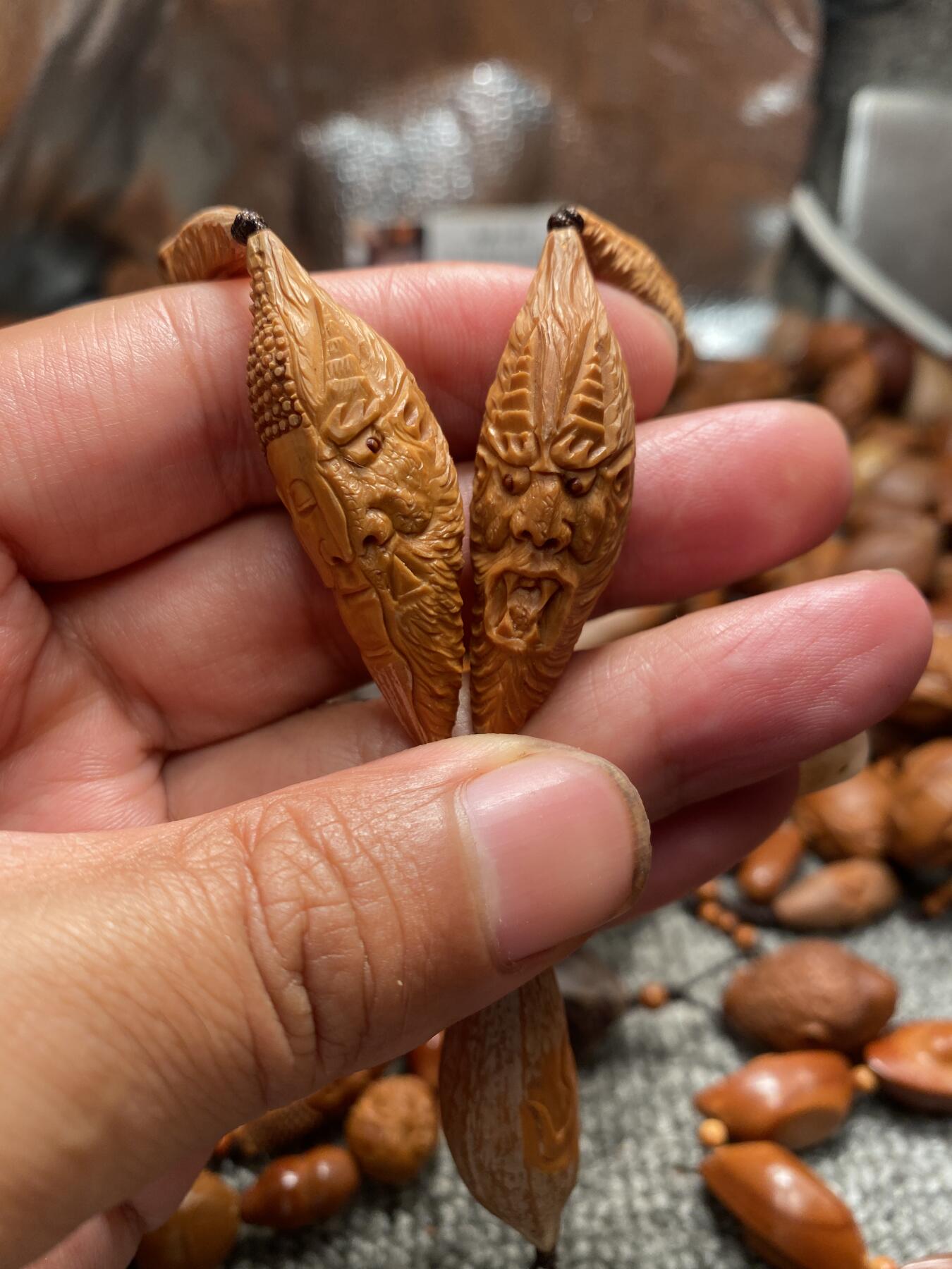 苏工核雕放漏价纯手工 福利苏工核雕，纯手工超长柳叶一念之间长串脖挂，传统老苏工作品个性立体非市场通货，尺寸1。5x4。8喜欢的来