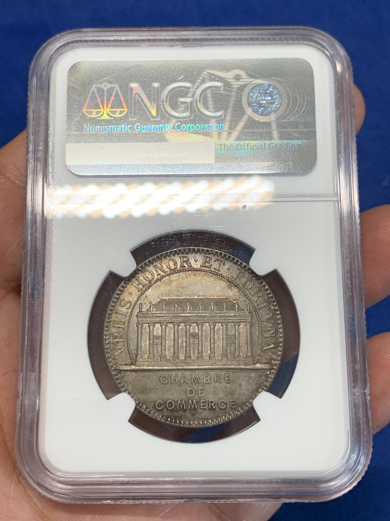 《竞宝斋》第283场- 周日，周一 2场连拍 （全场包邮） NGC MS64 法国1880年南特商会银质jeton 极美环彩包浆，少见品种，大帆船一帆风顺。背面神庙瓦片台阶纤毫毕现，细节惊人。64收藏级高分