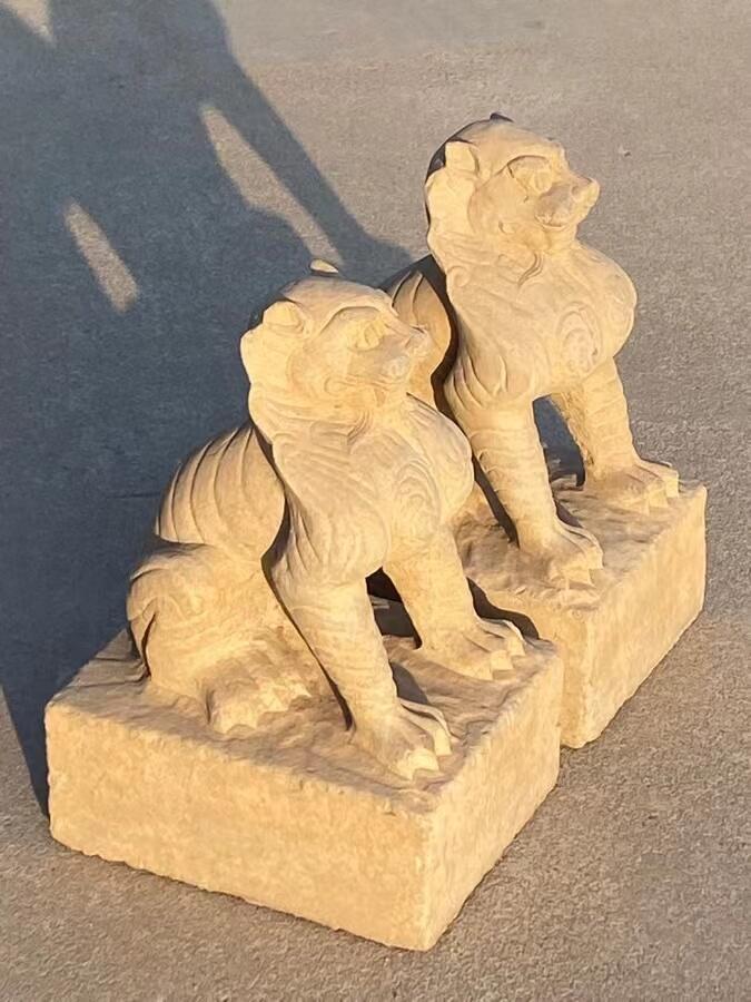 老青石...神兽一对！ 造型独特，雕刻精堪，皮克老辣，霸气十足，镇宅招财，品相如图！