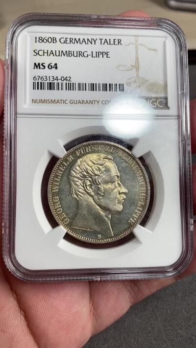 万国钱币拍卖第028期（花前月下●同享良章美币） NGC MS64 1860年德国绍姆堡-利普天使流通1泰勒 单年发行8356枚 天使泰勒的开山之作 创意来自《圣经·新约》一左一右守护利普盾徽 金彩裹身镜面加持 不可多得
