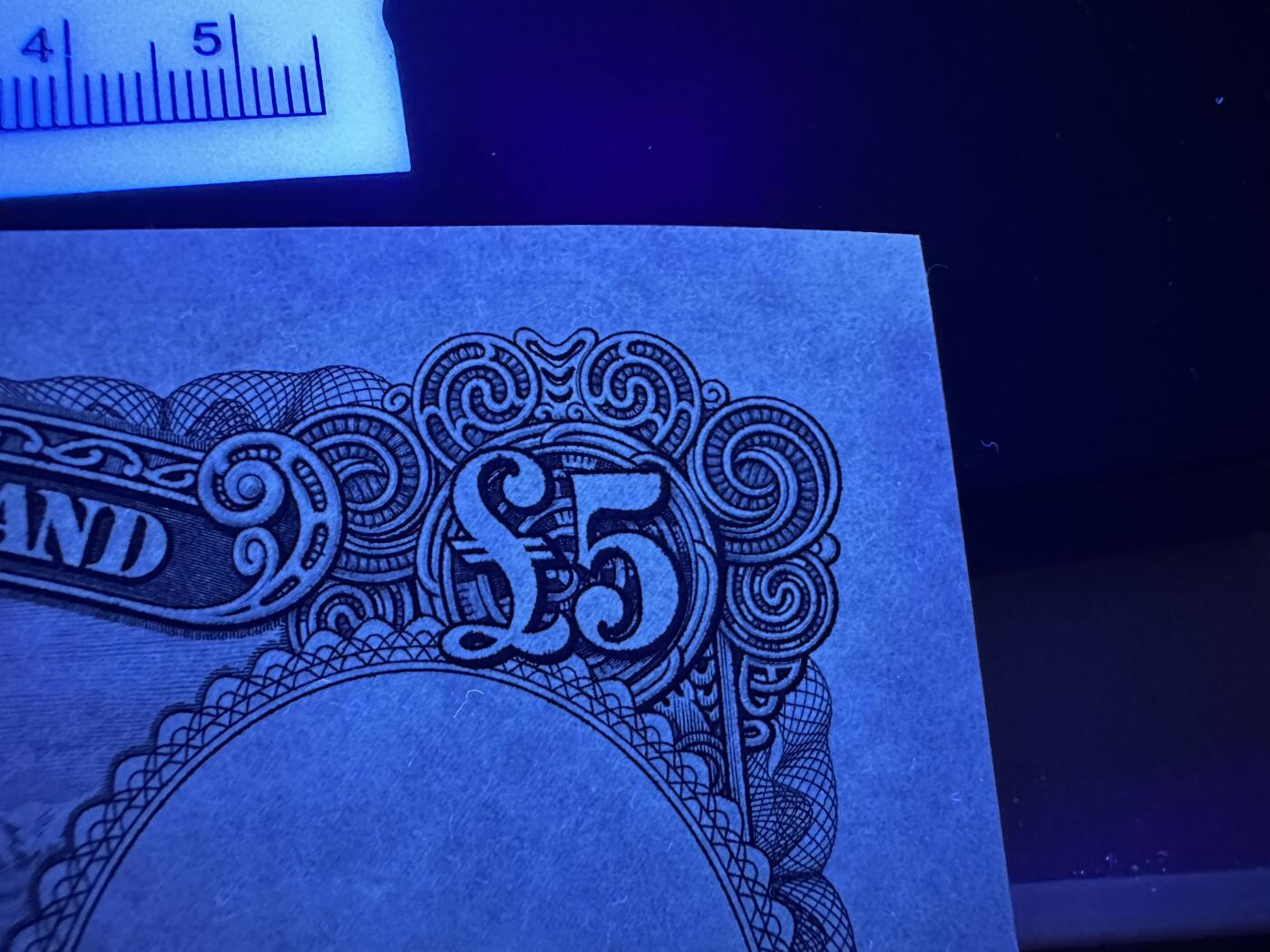 《外钞收藏家》第三百八十三期 新西兰5镑 全新 一个角有瑕疵 轻微荧光反应