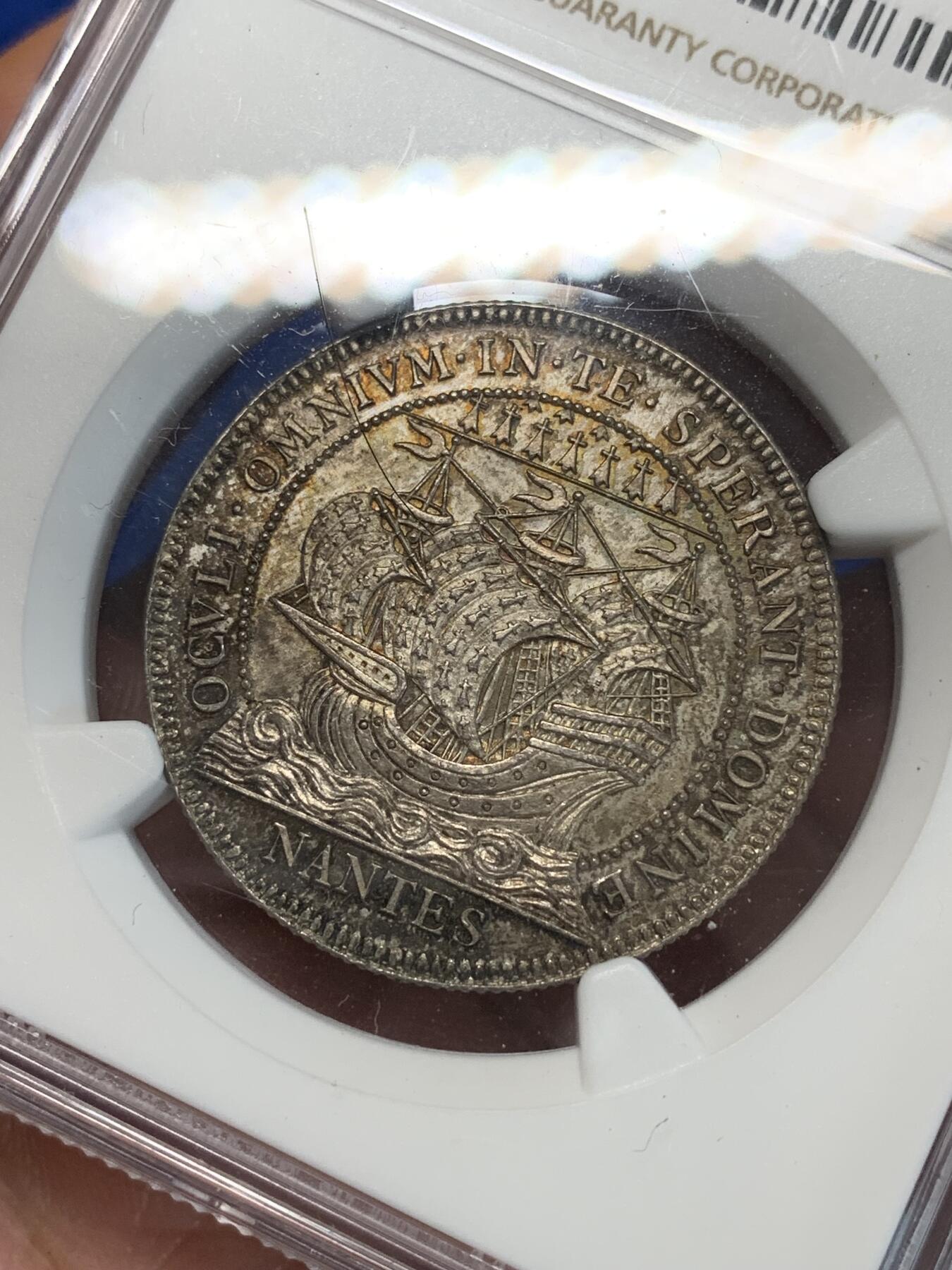 《竞宝斋》第283场- 周日，周一 2场连拍 （全场包邮） NGC MS64 法国1880年南特商会银质jeton 极美环彩包浆，少见品种，大帆船一帆风顺。背面神庙瓦片台阶纤毫毕现，细节惊人。64收藏级高分