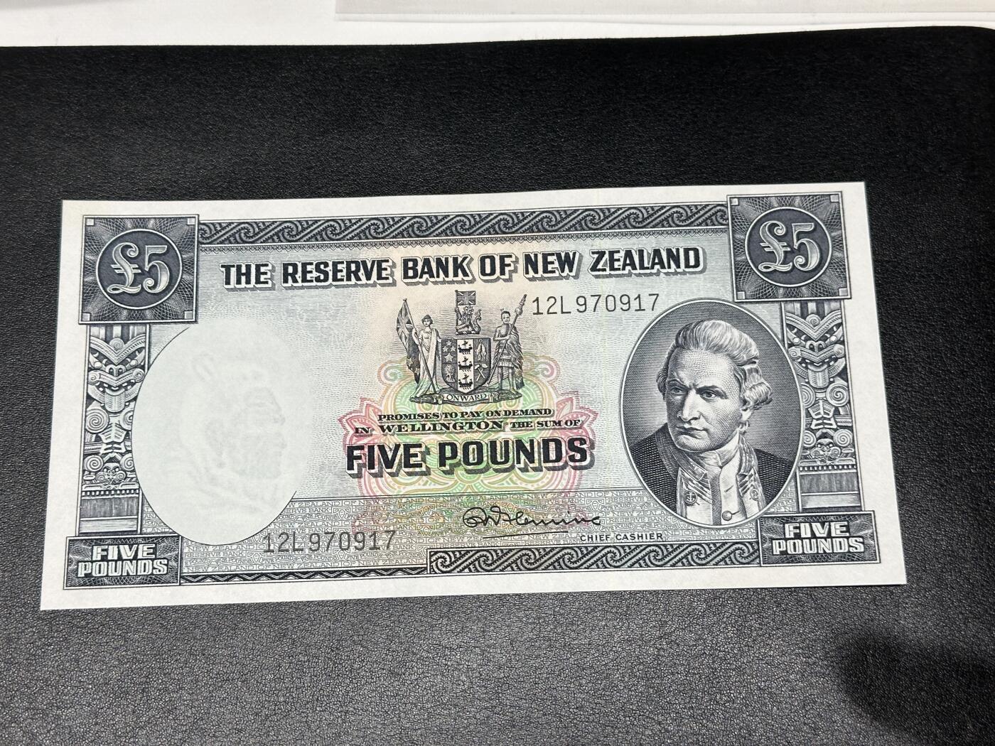 《外钞收藏家》第三百八十三期 新西兰5镑 全新 一个角有瑕疵 轻微荧光反应