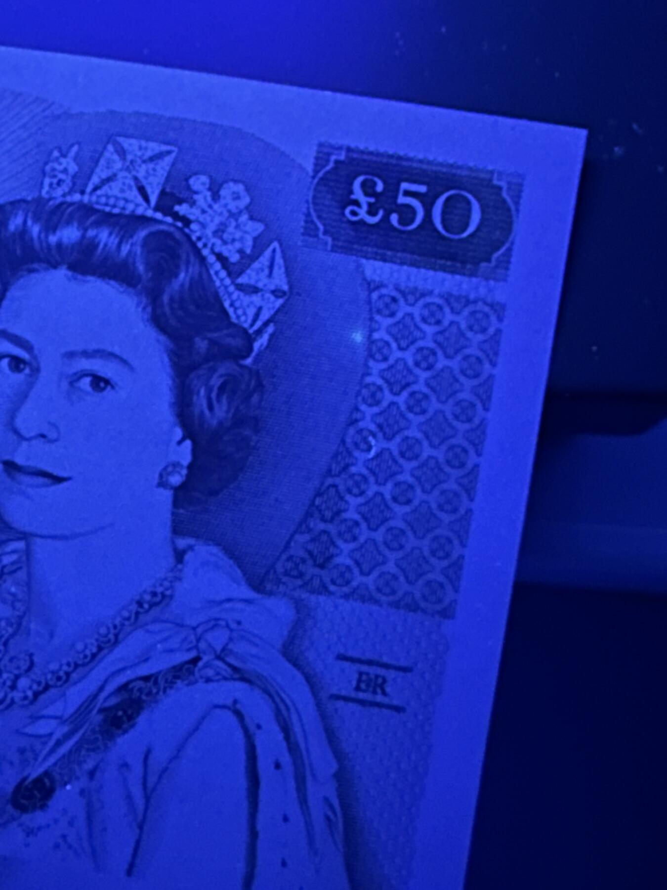 《外钞收藏家》第三百八十三期 英国D序列50镑 全新 左下角轻微油墨 有一个荧光点瑕疵