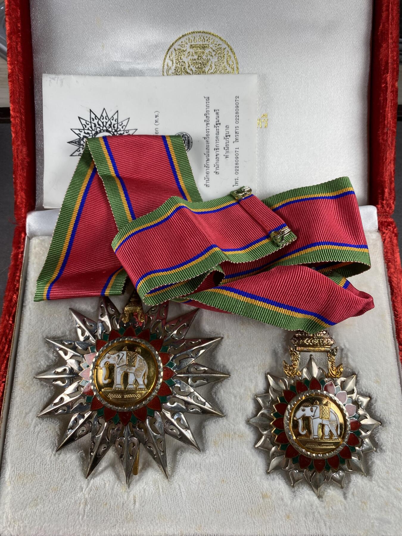 万国钱币拍卖第028期（花前月下●同享良章美币） 二十世纪泰国白象勋章（大军官级） 镀金纯银珐琅 两枚总重126G 原盒装大绶带 带有说明书的少见 市价3K左右