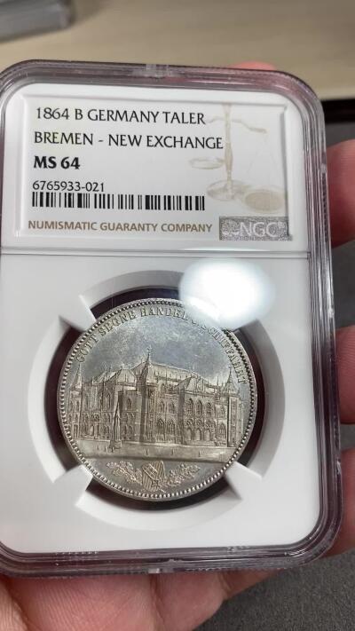 万国钱币拍卖第028期（花前月下●同享良章美币） NGC MS64 1864年德国不莱梅新证劵交易所落成纪念1泰勒 单年发行5000枚的建筑系列泰勒 其精细程度不亚于符腾堡教堂 64分已是相当难得的存在 刚刚结束的HA拍卖MS61成交价660美金供参考。